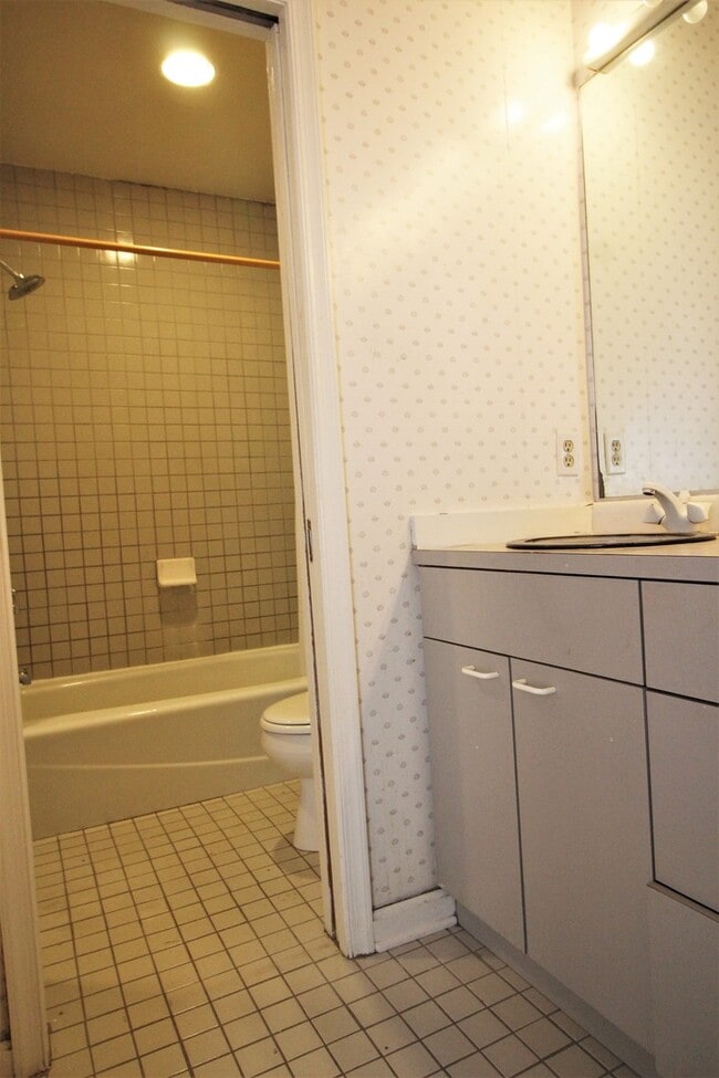 Building Photo - 1513 Bolton St