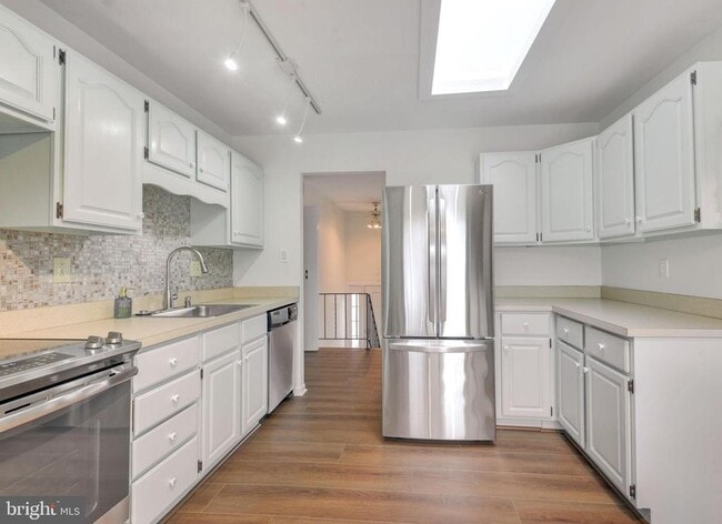 Building Photo - 852 Birchwood Ct