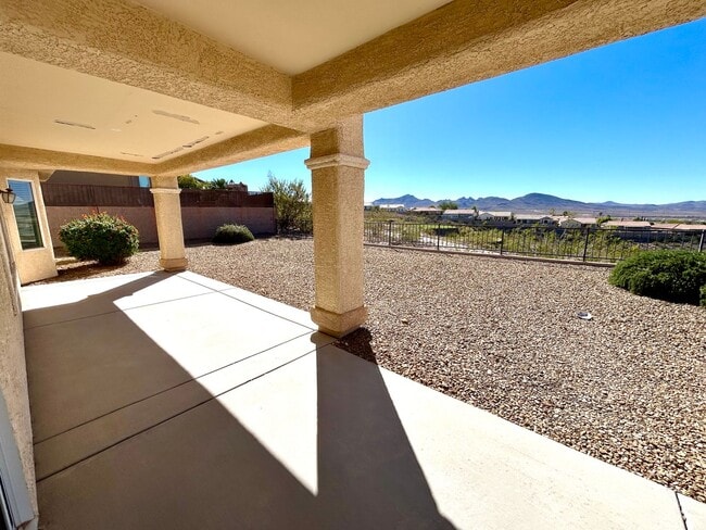 Building Photo - Single story 55+ community on golf course