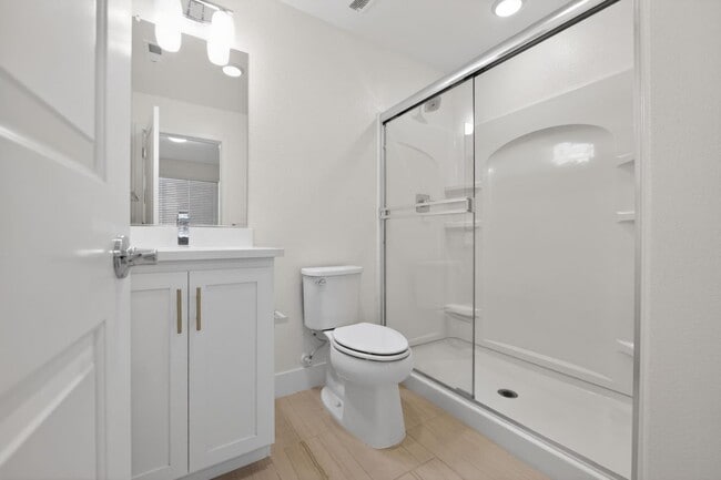 Building Photo - 392 Line St