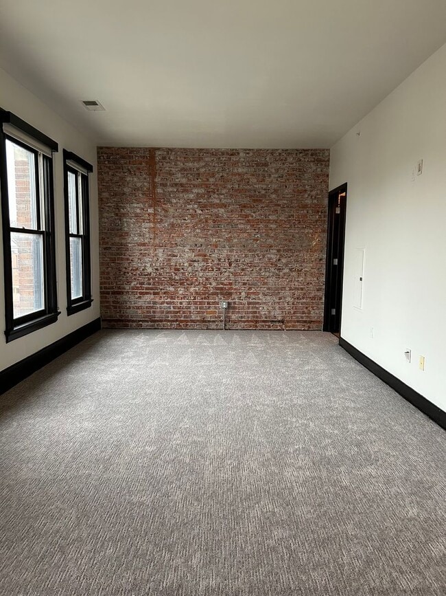 Building Photo - Adorable Studio Apartment in Downtown Omaha