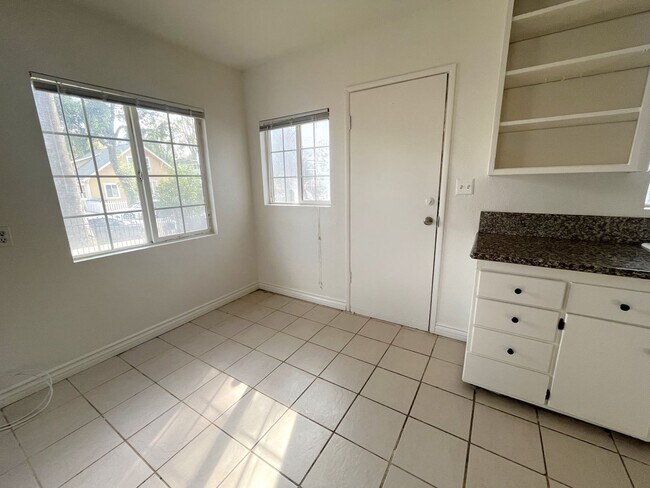 Building Photo - Locust St.