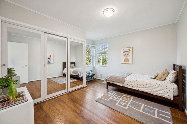 Building Photo - Elegant Chevy Chase Cul-de-Sac Home with Spacious Layout!