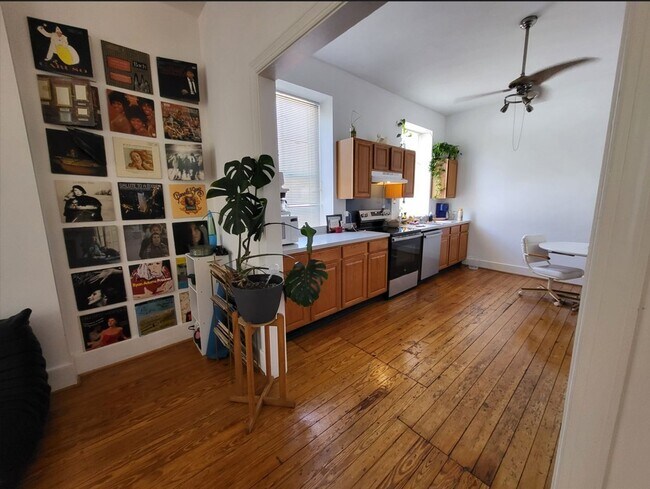 Primary Photo - 228 W Broad St