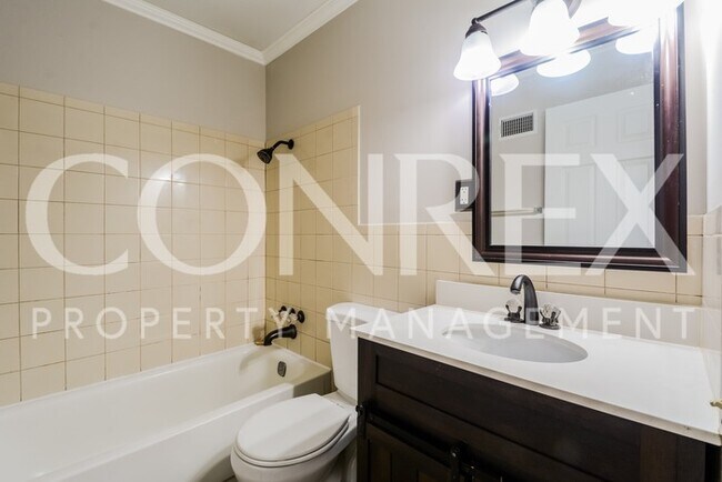 Building Photo - Beautiful 3 Bedroom with Hardwood Flooring!