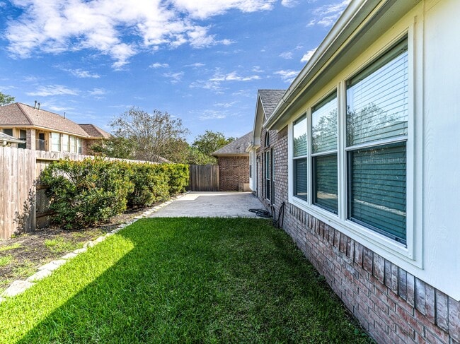 Building Photo - 5407 Lake Pl Dr