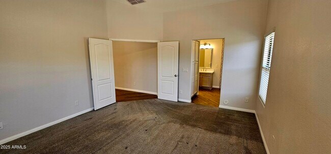 Building Photo - 841 E Lovegrass Dr