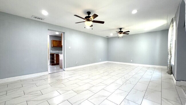 Building Photo - 1022 Lewis Dr