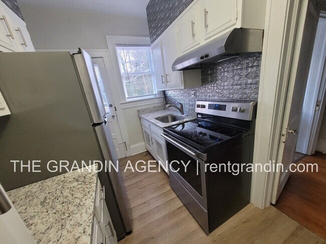 Building Photo - 2504 Longview Ave SW