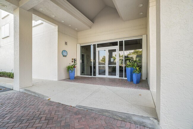Building Photo - 5049 N Hwy A1A