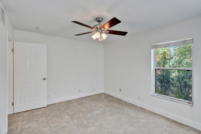 Building Photo - 1717 N Riverside Dr