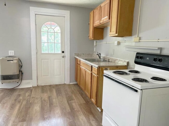 Building Photo - 171 Oak St