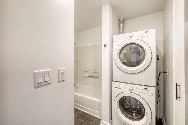 Building Photo - 42 N Park Ave