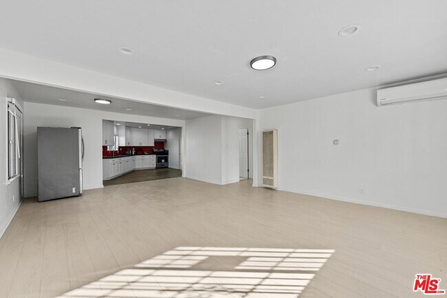 Building Photo - 1128 Irolo St