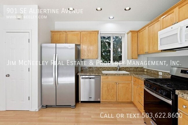 Building Photo - 901 SE Albertine St