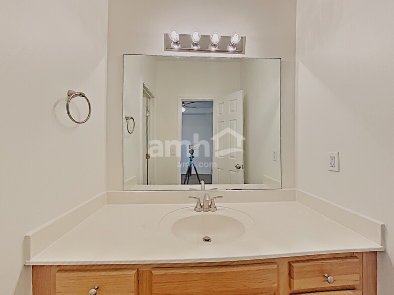 Building Photo - 6852 Scarlet Ridge Dr