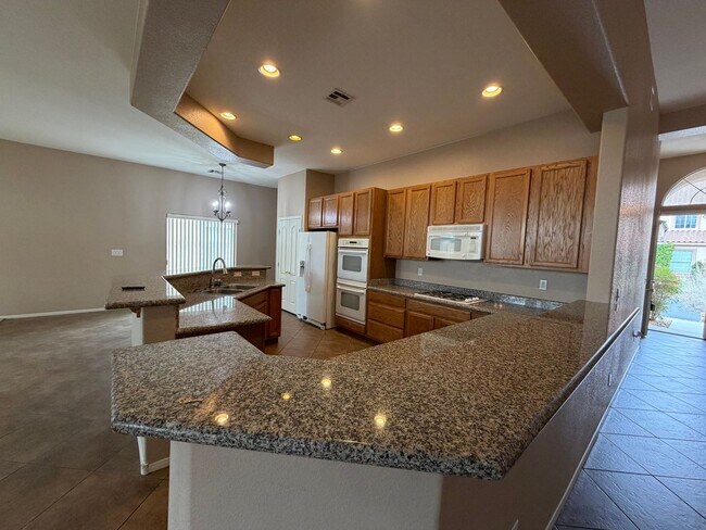 Building Photo - Spacious 4 bedroom