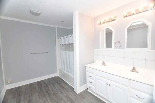 Building Photo - Spacious 4 Bed, 1.5 Bath Home with Central...
