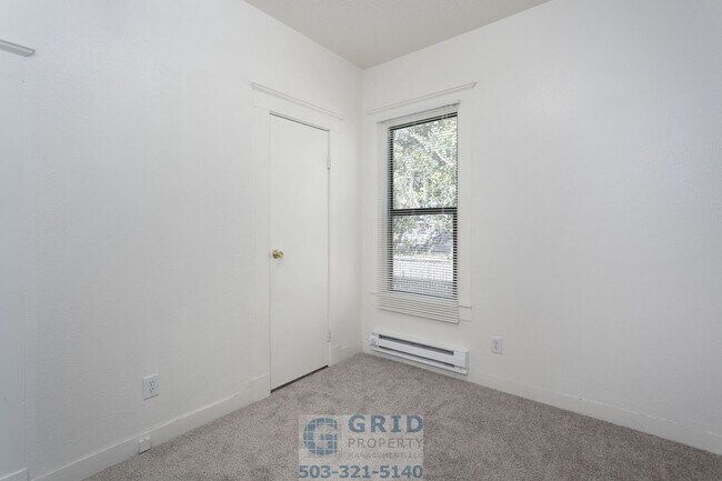 Building Photo - 2 Bedroom Home Available in Southeast Port...