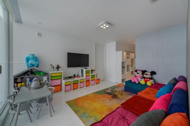 Building Photo - 16901 Collins Ave