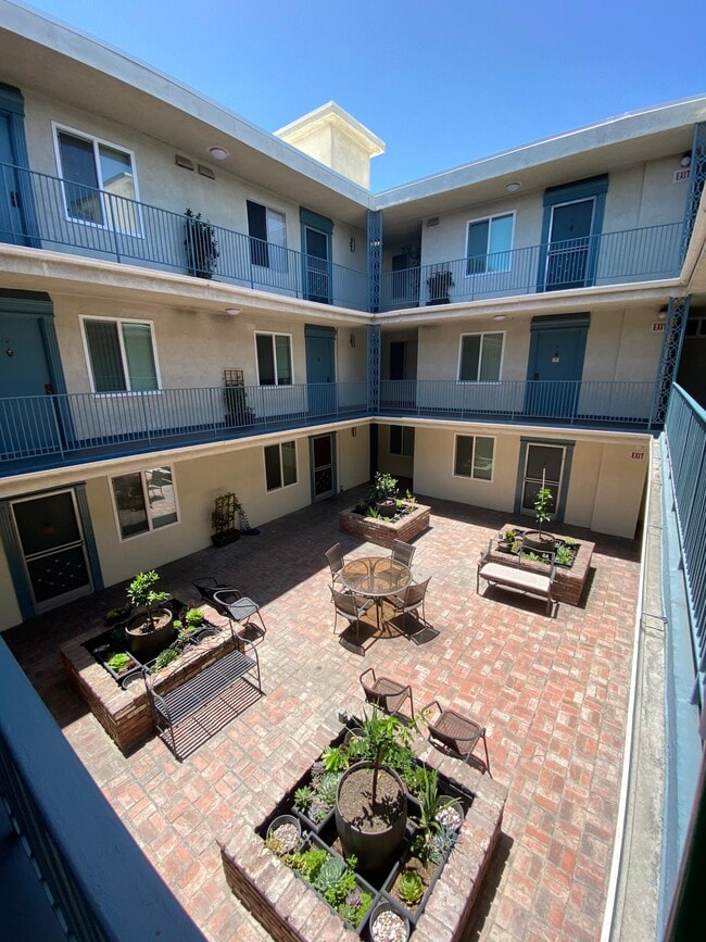 Building Photo - 130 S Flores St