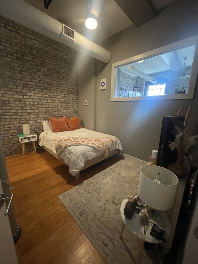 Building Photo - River Lofts West