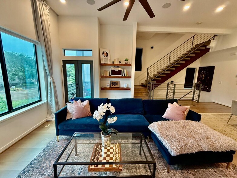 Building Photo - 513 Memorial Heights Dr
