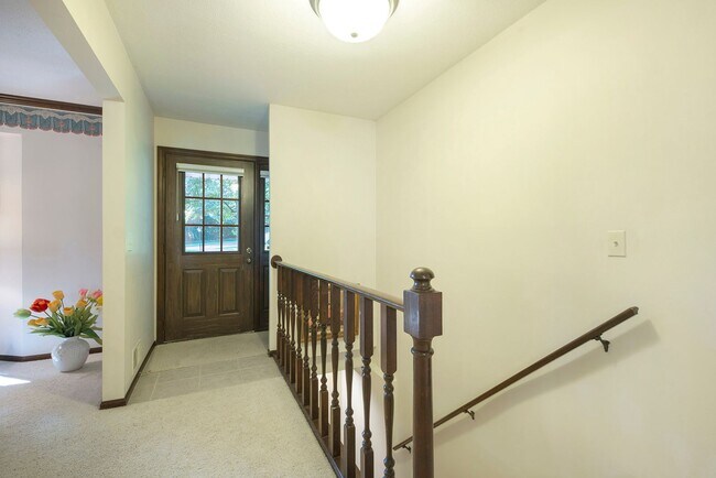Building Photo - Beautiful 3BD/2.5BA Ranch in Park-like Set...