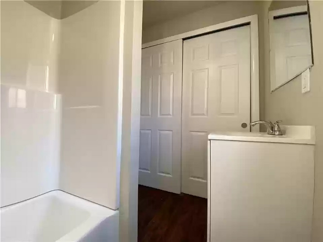 Building Photo - Stunning 4 Bed Home West of Drake