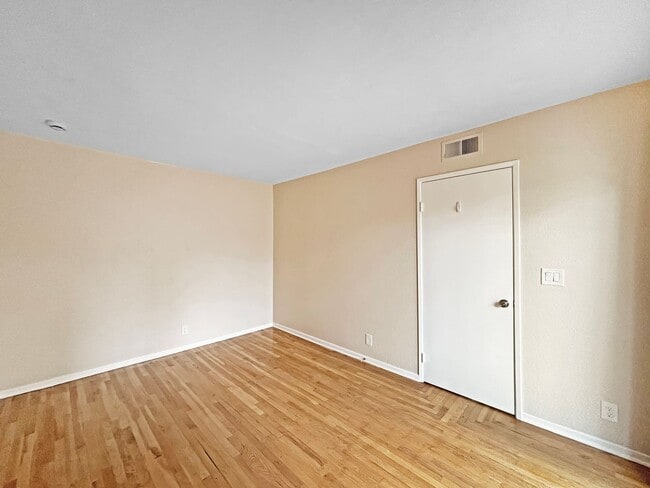 Building Photo - Beautiful 3BD/3BA Townhouse in Fashion Val...