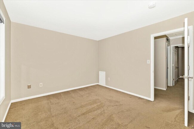 Building Photo - 584 Cotswold Ct