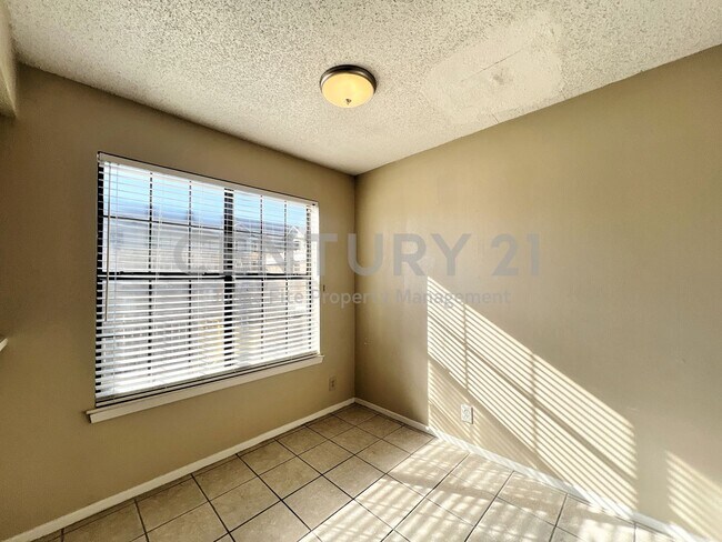 Building Photo - Lovely 2-Story 2/2.5 Condo in Denton For Rent!