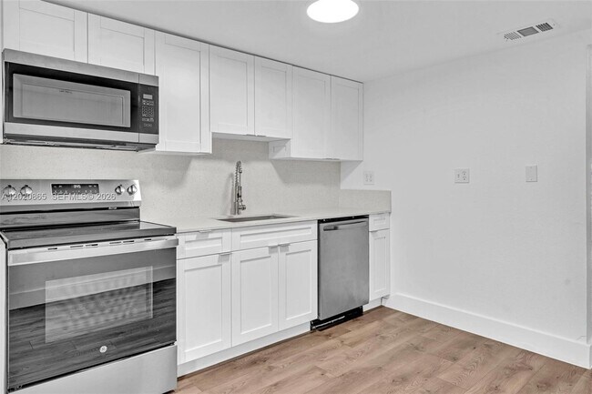Building Photo - 2636 SW 29th Ct