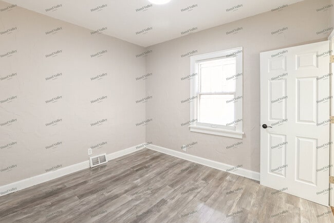 Building Photo - 4123 E 6 St