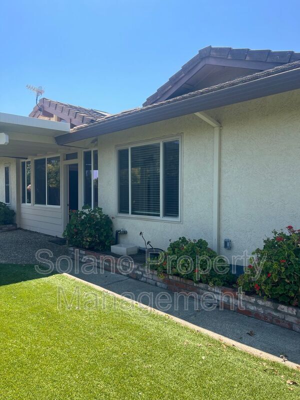 Building Photo - 142 Hillview Dr