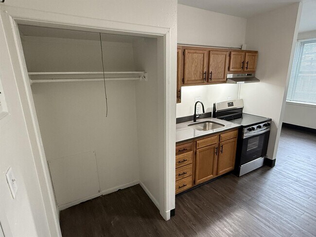 Building Photo - 123 Iowa Ave