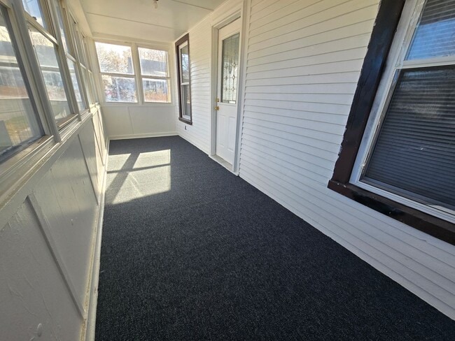 Building Photo - 2 Bedroom Home in Bloomington