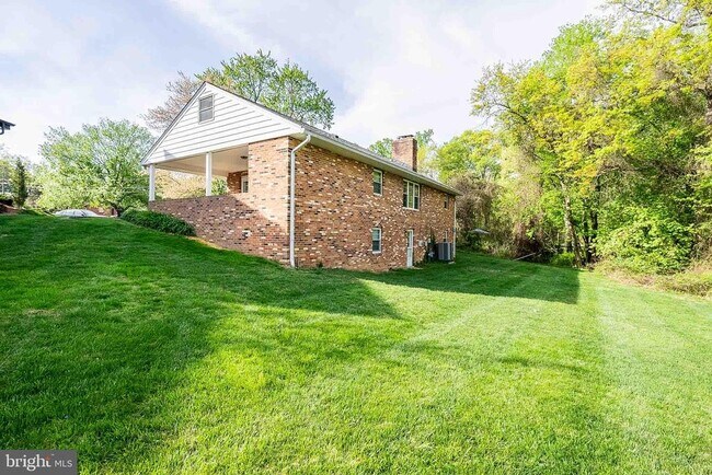 Building Photo - 6608 Fairlawn Dr