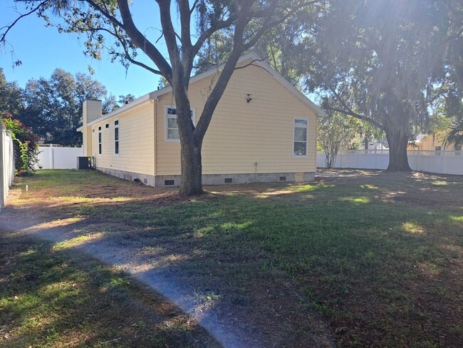 Building Photo - Charming 3/2 Bungalow