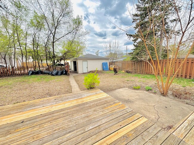 Building Photo - Great crystal home with huge fenced in bac...