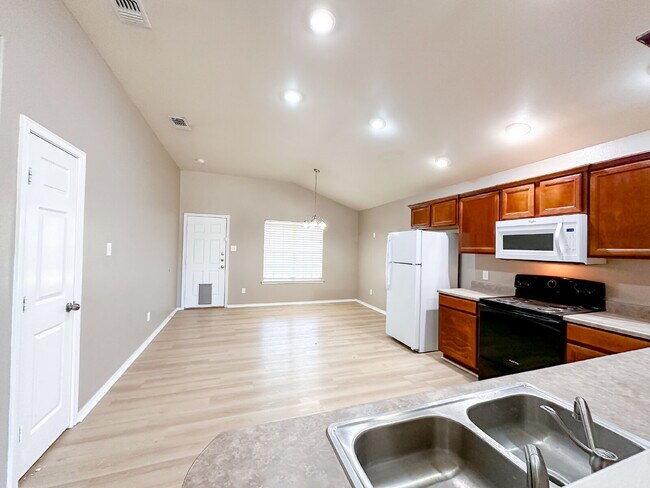 Building Photo - 3-Bedroom Home in Milwaukee Ridge!