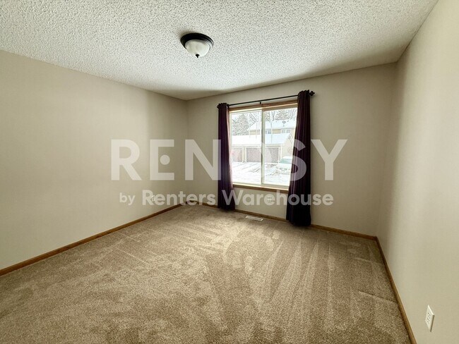 Building Photo - 6762 Gretchen Ct N