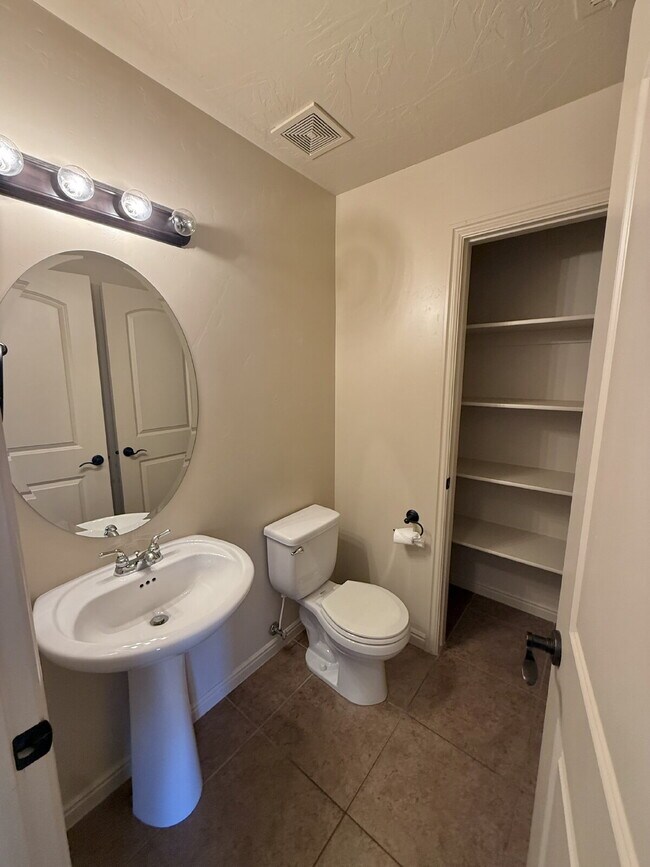 Building Photo - Fossil Hills Townhomes 3 Bed 2.5 Bath