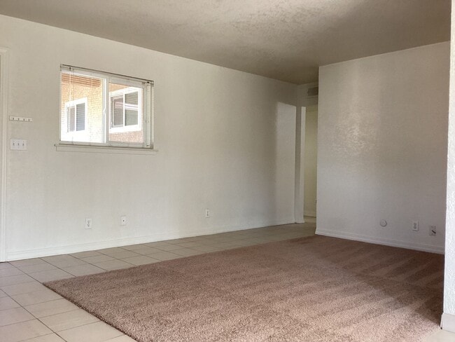 Building Photo - 4424-4426 E Dakota Ave