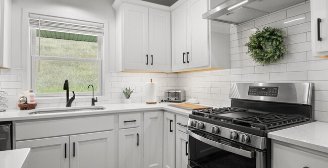 Building Photo - Furnished Home with Modern Amenities in Williamsburg