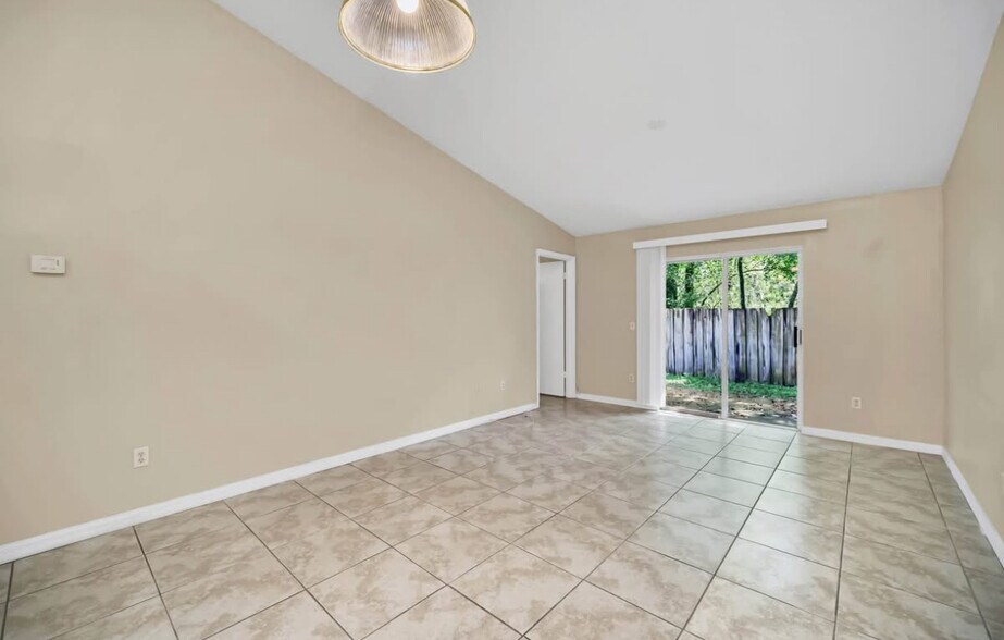 Building Photo - 2600 Legend Ct