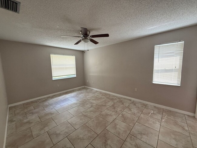 Building Photo - Spacious 2 Bedroom, 2 Bath, 2 car garage Home For Rent in New Port Richey!