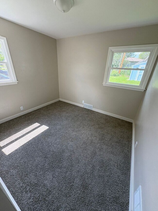 Building Photo - UPDATED 3 Bedroom 1 Bathroom single family home
