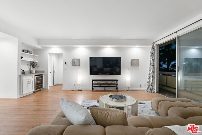 Building Photo - 321 S San Vicente Blvd