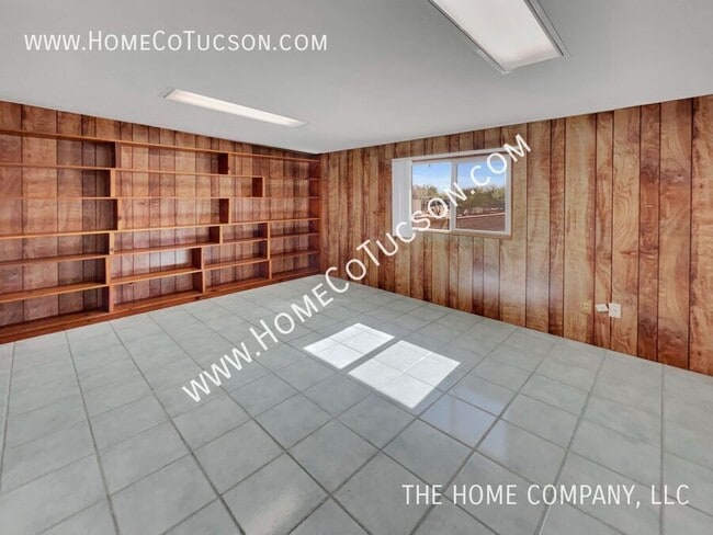 Building Photo - 8905 N Hickory Dr